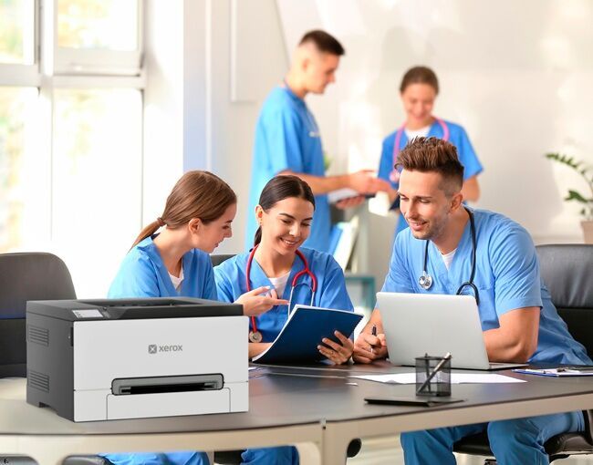 Zu den neuen Geräten gehören mit dem C240 und den C300 auch zwei reine Drucker mit einer Druckleistung von 25 beziehungsweise 30 Seiten pro Minute. Für die Bedienung ist nun ein 2,8-Zoll-Touchscreen eingebaut. (Bild: Xerox)