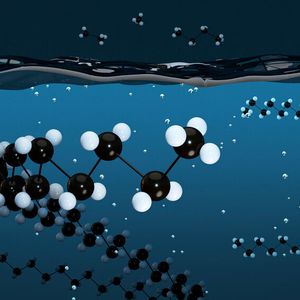 Polyethylen besteht aus langkettigen Molekülen, in denen sich die Bausteine typischerweise Tausende bis Zehntausende Male wiederholen. Die Forschenden suchen nach Wegen, diese Ketten gezielt zu spalten. (Bild:  Constance Ko / ETH Zürich)