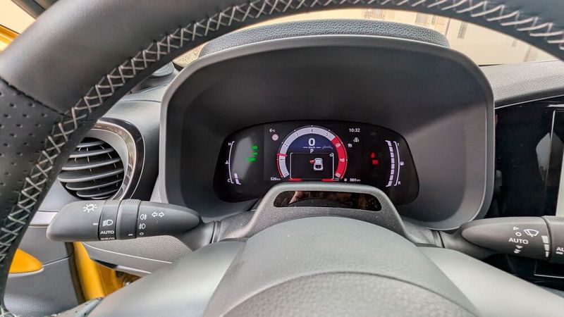 Auch im Cockpit wurden gegenüber dem Beziner einige Dinge verbessert: Beispielsweise ersetzt jetzt ein neues 7-Zoll-Kombiinstrument das alte 4,3-Zoll-Fahrerinformationsdisplay hinter dem Lenkrad.  (Bild: Mauritz – VCG)