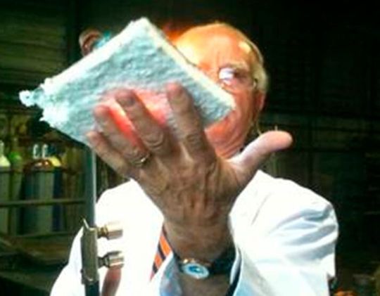 Was dieser Experte in der Hand hält, ist eine spezielle wärmereflektierende Keramikschicht, die den Betrieb von Industrieöfen energiesparender macht. Warum das klappt, und welche Vorteile das noch hat, verraten die Beteiligten im nebenstehenden Beitrag.(Bild:  Avion Europa)