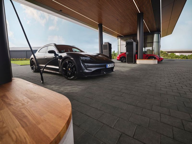 Die Porsche Charging Lounge in Bingen ist fast wie aus einem Design-Buch.(Bild:  Porsche)