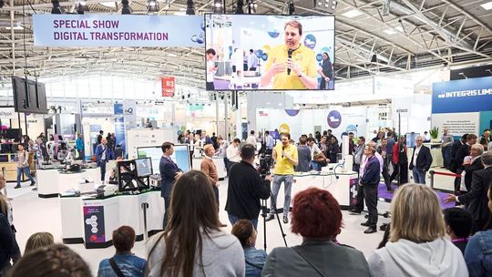 Auf der Sonderschau Digital Transformation erleben die Besucher das Labor der Zukunft in Aktion (Bild aus der Sonderschau auf der Analytica 2024).(Bild:  Messe München)