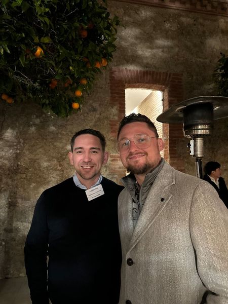 Torsten Voß (l., Keuk Medientechnik) und Engelbert Földenyi (Jaeckel.IT) würden am liebsten eine Orange pflücken. (Bild: Vogel IT-Medien )