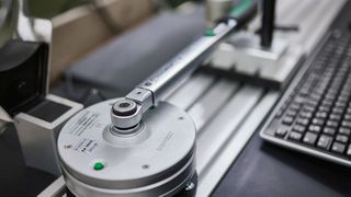 Unternehmen, die täglich Drehmomentwerkzeuge einsetzen, können ihre Kosten mit einer eigenen Kalibrieranlage dauerhaft senken. (Bild: Stahlwille)