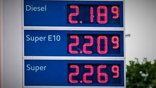 Gar nicht super finden deutsche Unternehmen die Preisexplosion bei Energie und Rohstoffen. Aktuelle Umfrageergebnisse lassen befürchten, dass viele davon Deutschland den Rücken kehren könnten. Einige sind schon dabei! (Bild: Z. Bruegel)