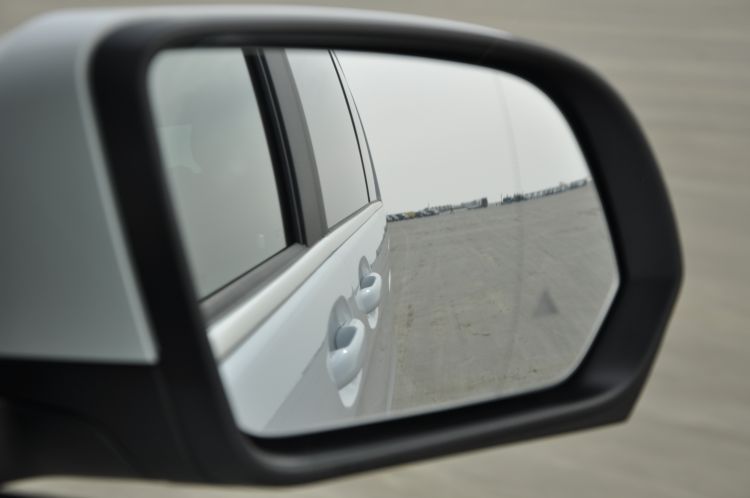 Im Spiegel warnen Lämpchen vor Fahrzeugen im Toten Winkel. Zusätzlich ertönt ein Warnton, sobald der Fahrer den Blinker setzt. (Foto: Richter)