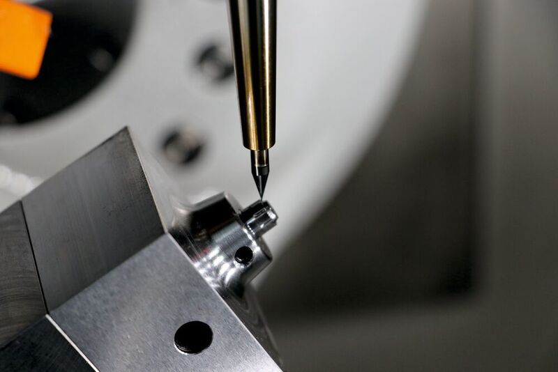 Just for the photo: Highly precise milling tools are being set up dry in the Micro HD …  (Kern Microtechnik)