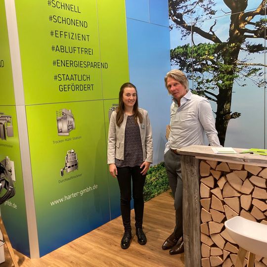 #PROCESS@ACHEMA2024 Marketingleiter Volker Hammernick und Mitarbeiterin Elisa Zint am Achema-Stand von Harter Trocknungstechnik. (Bild:  Geipel-Kern)