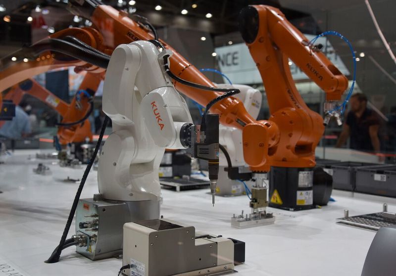 „Parade“ verschiedenster Roboter bei Kuka. (Stefanie Michel)