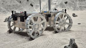 Der Marsrover mit den innovativen Rädern, die nach dem Vorbild einer Wüsteneidechse durch Sand „schwimmen“ können. (Bild: Marco Schmidt / Uni Würzburg)