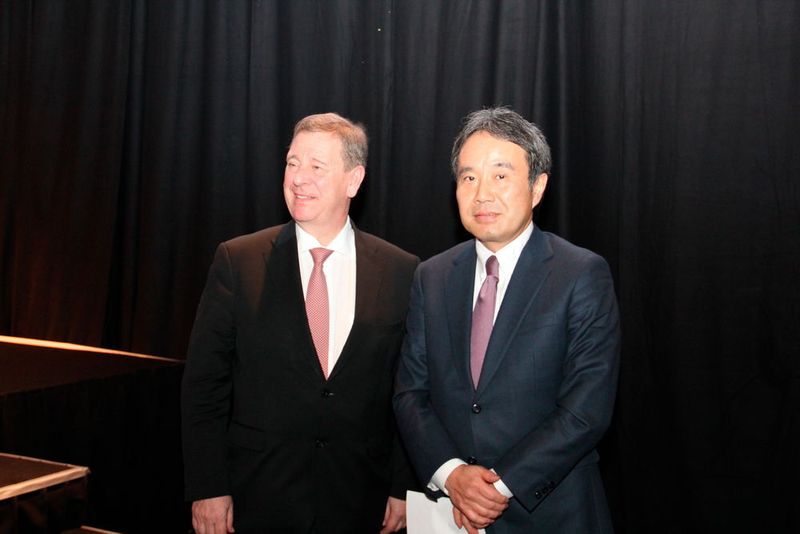 Standen Rede und Antwort auf der DMG-Fachpressekonferenz: v.l. Dr. Rüdiger Kapitza, CEO DMG Mori Aktiengesellschaft und Dr. INg. Masahiko Mori, CEO DMG Mori Company Limited. (Bild: Sonnenberg)
