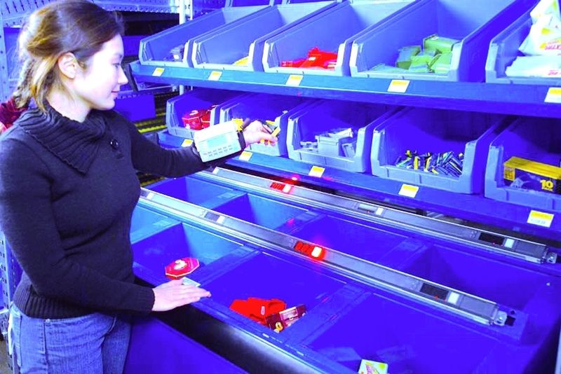 Bei Parallel-Picking-Systemen sind Pickleistungen von 1000 Artikeln pro Stunde und Mitarbeiter keine Ausnahme. Bild: SSI Schäfer (Archiv: Vogel Business Media)