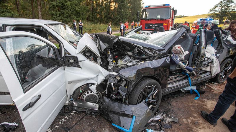 Rettungskräfte stehen nach einem schweren Unfall auf der B28 im Landkreis Reutlingen an zerstörten Fahrzeugen.(Bild:  picture alliance/dpa/VMD-Images)