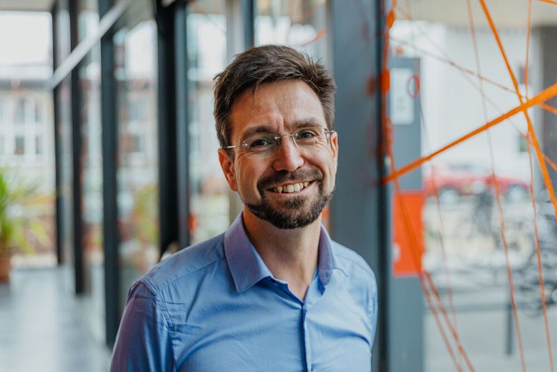 Der Verfahrenstechniker Prof. Dr.-Ing. habil. Christof Hamel ist auf den Lehrstuhl für Chemische Verfahrenstechnik an der Fakultät für Verfahrens- und Systemtechnik der Otto-von-Guericke-Universität Magdeburg berufen worden.  (Bild: Hannah Theile/ Universität Magdeburg)