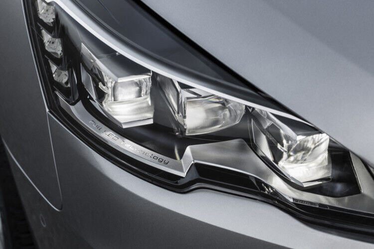 Ein weiteres bestimmendes Element sind die neu gestalteten Scheinwerfer, die erstmals in dieser Baureihe auch in Full-LED-Ausführung angeboten werden. (Peugeot)