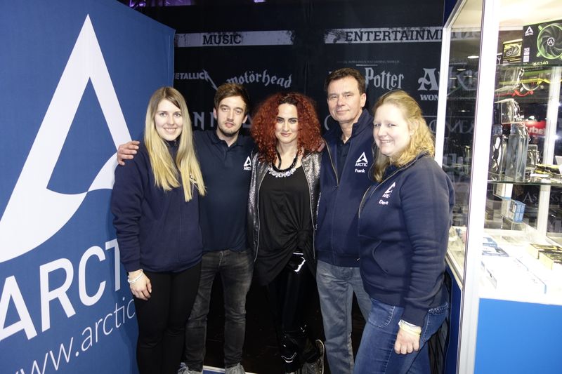 Besa, IT-BUSINESS, mit dem ARCTIC Team. (Bild: IT-BUSINESS)