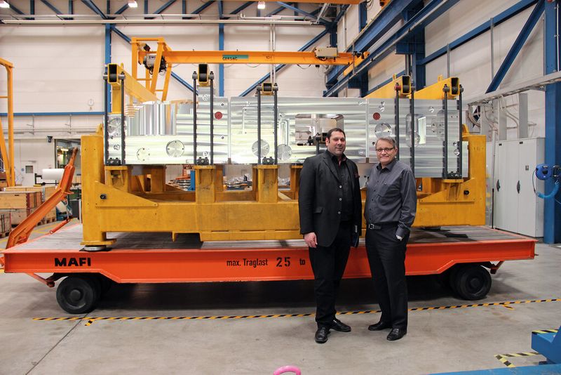 Berghoff-Pressesprecher Falk Al-Omary und Hansjörg Murer, Geschäftsführer der Berghoff Mechanical Engineering AG, vor einem Frame. (Bild: Sonnenberg)