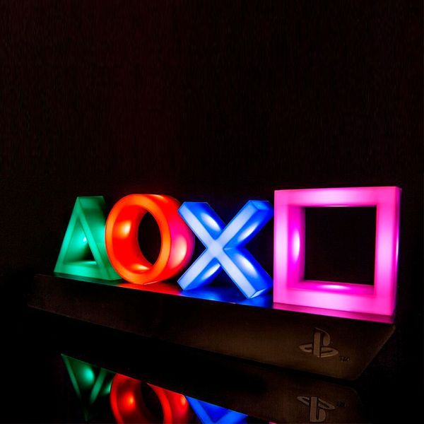 Genug von der Weihnachtsbeleutung? Wie wäre es dann mit der „Playstation Icons Tischleuchte“? Kostet bei Radbag 29,95 und sieht super aus! (www.radbag.de)