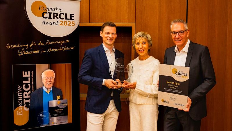 Den „Executive Circle Award“ für sein Lebenswerk erhielt 2025 der frühere geschäftsführende Gesellschafter der Dello-Gruppe, Kurt Kröger – posthum. »kfz-betrieb«-Chefredakteur Wolfgang Michel übergab die Auszeichnung im Rahmen des Executive Circles – dem exklusiven Forum für die großen Autohändler Deutschlands – an die Ehefrau Elke Kröger sowie den jetzigen geschäftsführenden Gesellschafter Björn Heilmann.(Bild:  Stefan Bausewein)