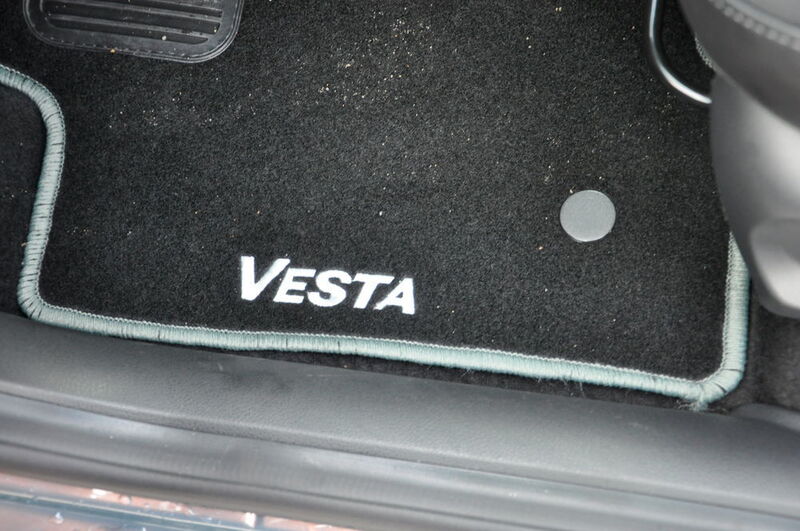 Ein bisschen Detail muss sein. Für den Vesta gibt es spezielle Fußmatten. Sonst ist die Zubehörliste sehr schmal. (Grimm / »kfz-betrieb«)