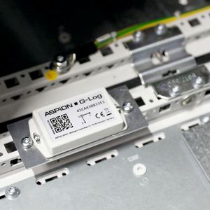 Detailansicht: Aspion-G-Log-Schocksensoren werden beim Schleifmaschinenhersteller Junker seit 2019 erfolgreich eingesetzt (hier in einem Schaltschrank).(Bild:  Junker)