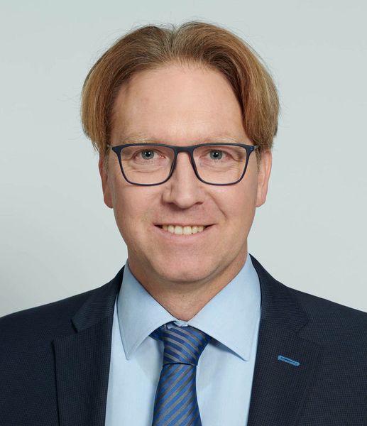 Ralf Otto wird neuer Chief Operating Officer bei Rentschler Biopharma. Er verfügt über mehr als 20 Jahre Biotechnologie-Erfahrung aus Industrie und Managementberatung. Zuletzt war er Partner bei McKinsey & Company und für die Strategieentwicklung für Biopharmafirmen verantwortlich. 
Zuvor war er in leitenden Positionen für insgesamt 12 Jahre bei Boehringer Ingelheim unter anderem in den Bereichen Zellbiologie und biopharmazeutische Herstellung tätig. Als Vice President Biopharma Operations leitete Otto den Boehringer-Standort Fremont in Kalifornien, USA. Seine Industriekarriere startete er im Labor- und Projektmanagement Biotechnologie bei Henkel. Otto studierte Biotechnologie an den Universitäten Stuttgart und Lund (Schweden) sowie am Deutschen Krebsforschungszentrum in Heidelberg.  (www.peter-oppenlaender.de)