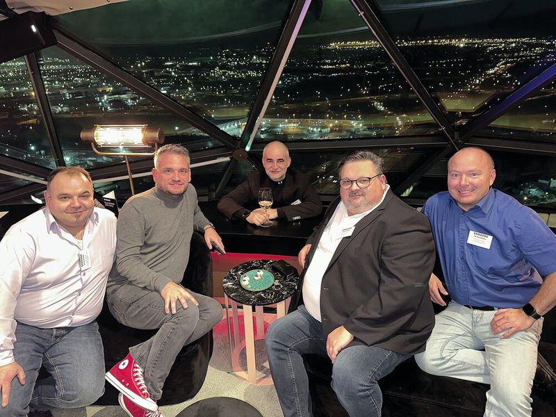 Chillige Ecke: (v. l.) Jovan Merser und Alexander Errass (ISM), Steven Pollok (Samsung), Christoph Konietzny und Thorsten Urban (Active Signage) (Bild: Vogel IT-Medien)