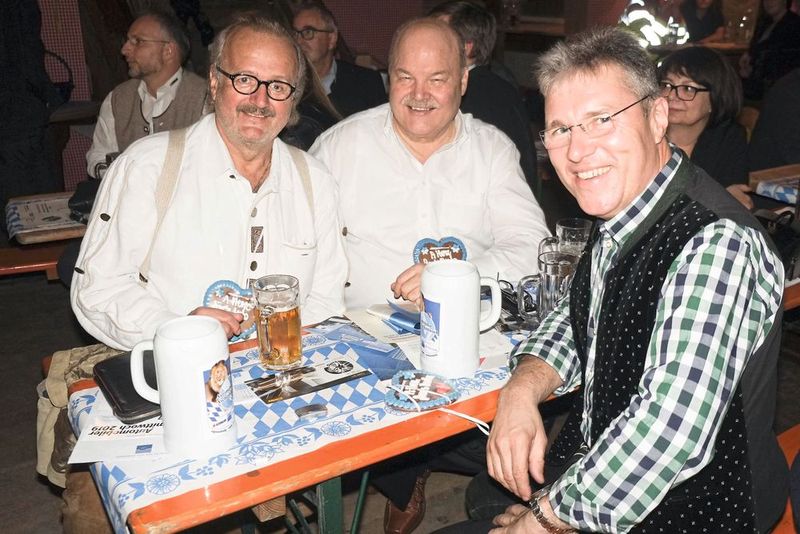 Erste Reihe: (v. li.) Thomas Lundt (Kfz-Innung Berlin), Albert Vetterl (Kfz-Gewerbe Bayern) und Rudolf Angerer (Kfz-Innung Oberpfalz, Kreis Kelheim). (Bild: Zietz/»kfz-betrieb«)