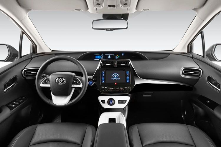 Den Innenraum gestalteten die Prius-Designer genauso unkonventionell wie die Blechhaut.  Sportliche Ambitionen sollte man allerdings nicht hegen. Auch wenn es eine Taste „Sport-Modus“ gibt. (Foto: Toyota)