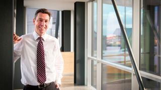 Harald Benkert, Gesamtvertriebsleiter bei Vipa Controls, freut sich über die Produkterweiterung um die Yaskawa Antriebstechnik. (Vipa)