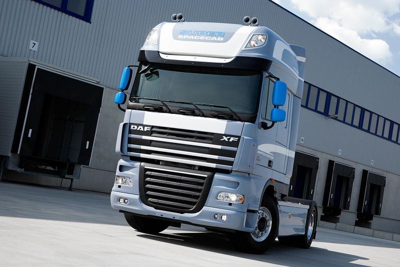 Blickfang bei DAF: Die aktuelle XF105 Sattelzugmaschine aus der Blue Edition-Serie. (Archiv: Vogel Business Media)