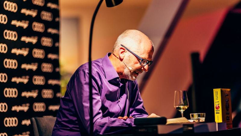 Bestsellerautor Peter Grandl las aus seinem Thriller „Reset – Die Wahrheit stirbt zuerst“ und diskutierte ein relevantes Thema: Deepfakes und KI-Manipulation.  (Bild: Autohaus Stiglmayr)