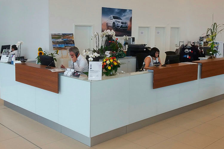 Der Kunden-Empfang am neuen Standort erscheint in der aktuellen BMW-CI. (Matthes)