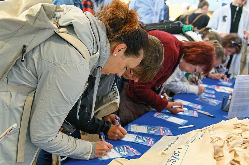 Hier noch schnell für den Newsletter eintragen und Give-Aways wie Schlüsselanhänger und Kaffeetassen sichern.    Mehr Infos zu den kommenden LAB-SUPPLY-Messen finden Sie auf www.lab-supply.info (Bild: Stefan Stark)