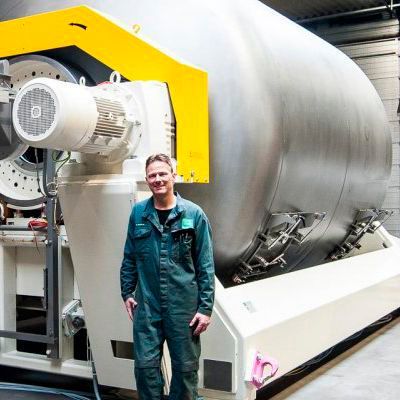 Mit einem maximalen Chargenvolumen von 25.000 Litern und einem Chargengewicht von ca. 20 Tonnen ist der L25000 von Lindor der größte Trommelmischer der Branche.(Bild:  Lindor)