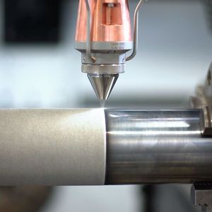 Insbesondere bei rotationssymmetrischen Bauteilen wie Hydraulikzylindern oder Arbeitswalzen kann das EHLA-Verfahren seine Geschwindigkeit ausspielen.