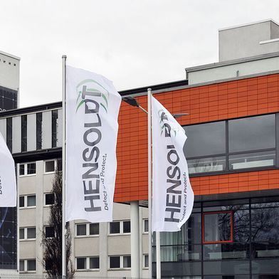 Den Rückenwind, den der Rüstungsspezialist Hensoldt derzeit verspürt, lassen auch die Fahnen ahnen! Lesen Sie hier, was der Konzern in den ersten Monaten des Jahres erreicht hat ... (Bild: Hensoldt)