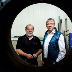 Vom Gesamtkonzept automatisierter Laserschneidanlagen von Bystronic überzeugt: Geschäftsführer Wilfried und Franz Langen.(Bild:  Daniel Kunzfeld/Bystronic)