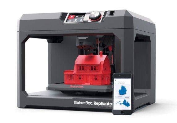 Red Dot Award 2015 - 3D-Drucker MakerBot Replicator: Der 3D-Schreibtischdrucker MakerBot Replicator bietet eine nahtlose 3D-Druckerfahrung für Anfänger und Profis. Das Gerät verfügt über eine einfache Benutzeroberfläche mit einem Drehknopf und 3,5“-Display. Mit der mobilen App können Druckaufträge erstellt und initiiert werden. Über die eingebaute Kamera lässt sich der Druckfortschritt auch aus der Ferne überwachen. Der Smart Extruder ist innerhalb von Minuten auswechselbar und minimiert dadurch Ausfallzeiten.  (Bild: Red Dot)