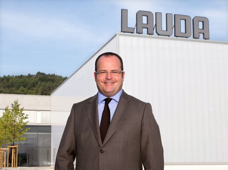 Dr. Gunther Wobser, Geschäftsführender Gesellschafter von Lauda Dr. R. Wobser, vor dem neuen Logistikzentrum. (Bild: Lauda)