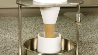 Der Schüttgewichtstester wurde für den Einsatz im Labor entwickelt. (Bild: Haver & Boecker)