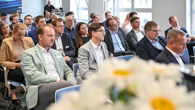 Mit Spannung verfolgten die geladenen Gäste in der ZDK-Hauptstadt-Repräsentanz die Positionen der Referenten zur Elektromobilität. (Bild: Bildschön)