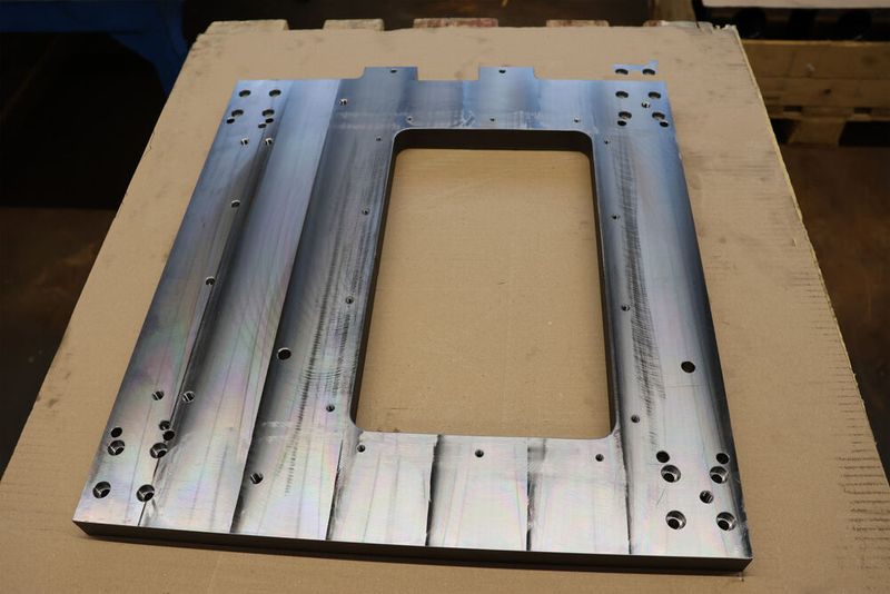 Die Maschinenbauteile bei Dreistern sind in ihrer geometrischen Auslegung eher unkompliziert. Dafür gibt es für die zahlreichen Bauteile der jeweils individuell auf die Anwendung exakt maßgeschneiderten Anlagen eine hohe Variantenvielfalt (Bild: Maschinenmarkt/rw)