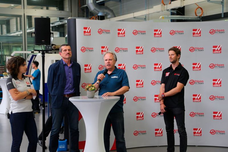 Danièle Turkier, responsable du marketing d'Urma, Günther Steiner, le directeur de l'écurie Haas F1, Gene Haas le patron de Haas Automation Inc., Romain Grosjean le pilote franco-suisse de l'écurie Haas F1 et à droite Urs W. Berner le directeur d'Urma AG, distributeur suisse des machines de marque Haas. (JR Gonthier)