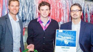 „Fresskorb“ für Dennis Zimmerling (Mitte), den 100.000-sten Kunden der Fracht- und Laderaumbörse Timocom. (Bild: Timocom)