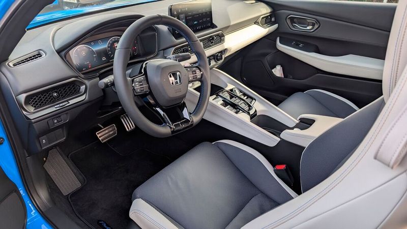 You don’t feel cramped in the sports coupe, at least in the front seats. (Image:Mauritz – VCG)
