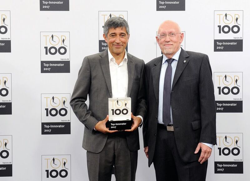 Ranga Yogeshwar überreichte Geschäftsführer Hartmut Hoffmann (r.) die TOP100-Auszeichnung zum sechsten Mal in Folge. (RK Rose+ Krieger)