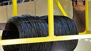 Die direkt an das Ovako-Drahtwalzwerk angeschlossene Beiz- und Beschichtungsanlage ist die weltweit größte ihrer Art. In der Beizlinie werden rund 450000 t Draht pro Jahr bearbeitet.  Bild: Kabelschlepp (Archiv: Vogel Business Media)