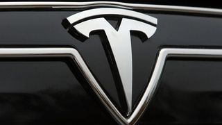 Laut verschiedener Studien wird COVID-19 das Haushaltseinkommen von sieben aus zehn Verbrauchern negativ beeinflussen. Dadurch könnte es für Tesla schwieriger werden, kostenbewusste Käufer davon zu überzeugen, auf Elektrofahrzeuge umzusteigen. (Ampnet)