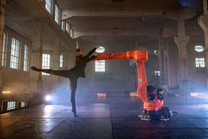 Das Staatstheater Augsburg führt eine 360-Grad-Inszenierung mit einem Industrieroboter auf.
 (Jan-Pieter Fuhr)
